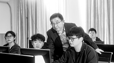 于濤教授對團(tuán)隊成員進(jìn)行技術(shù)指導(dǎo)。資料圖片