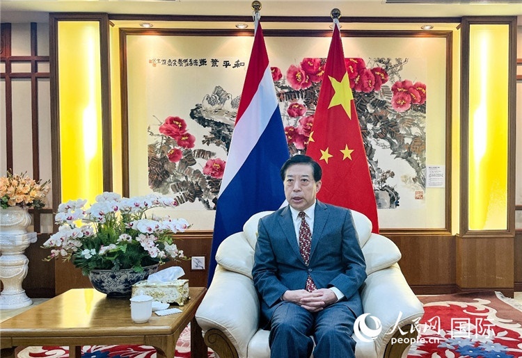 2024年12月10日，中國(guó)駐泰國(guó)大使韓志強(qiáng)在泰國(guó)曼谷接受中國(guó)—東盟中心（ACC）組織的“多彩東盟：2024年中國(guó)媒體東盟行”媒體團(tuán)采訪。人民網(wǎng)記者 羨江楠攝