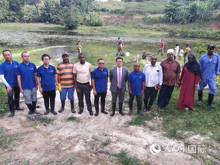 滅螺現(xiàn)場。施亮攝