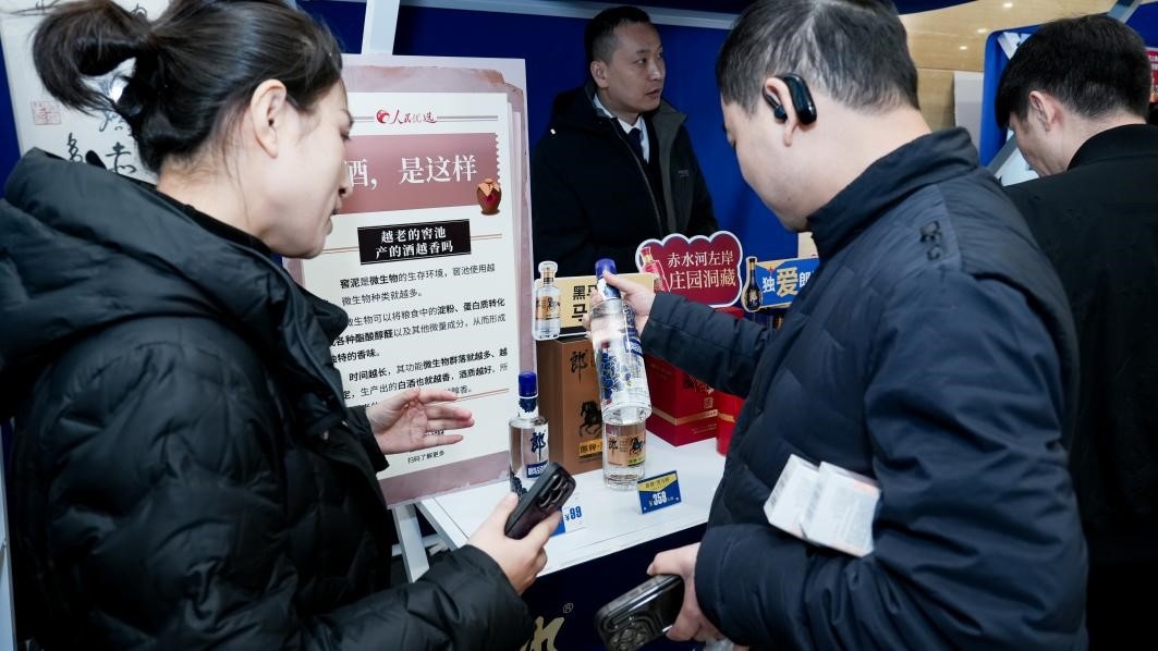 白酒展位負(fù)責(zé)人在為嘉賓介紹。張新攝