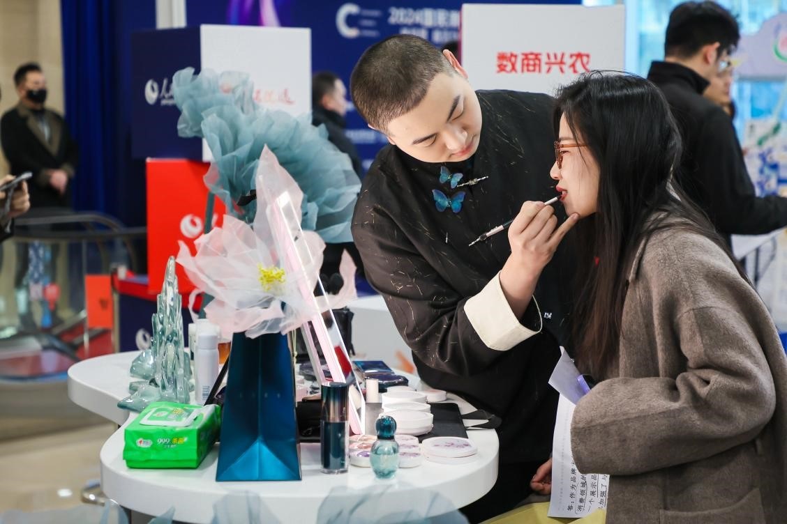 美妝展位化妝師為嘉賓一對(duì)一化妝。林文松攝