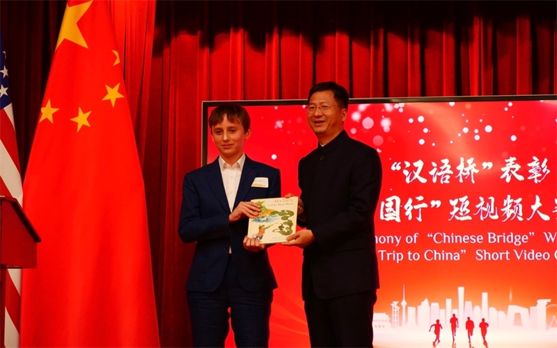 方平山向駐舊金山總領(lǐng)事張建敏贈書。李鑫江攝