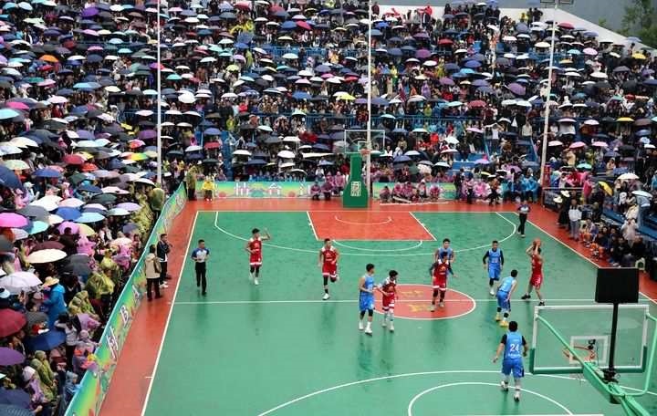 2024年5月1日，人們在貴州省黔東南苗族侗族自治州臺江縣臺盤鄉(xiāng)臺盤村觀看“村BA”球王爭霸賽。 新華社發(fā)（余天英 攝）