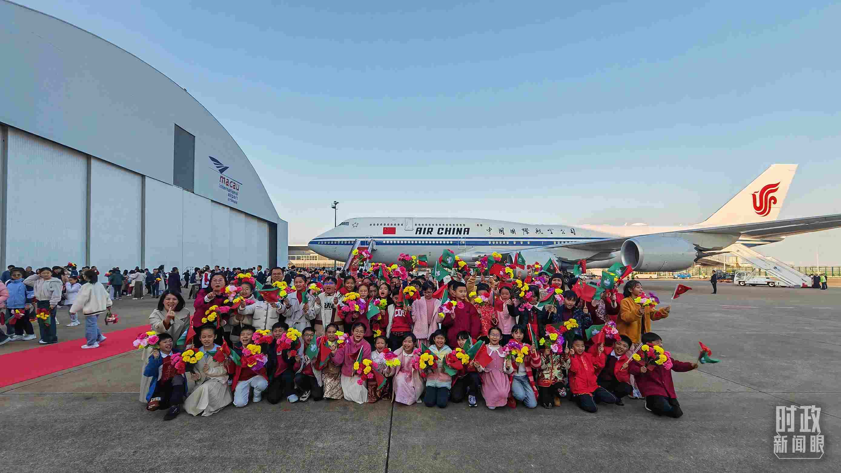 △歡迎儀式后，歡迎人群合影留念。（總臺央視記者劉琦拍攝）