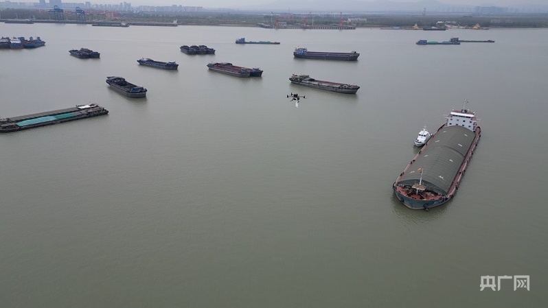 無人機在給長江船只送貨（央廣網(wǎng)發(fā) 劉劍忠 攝）