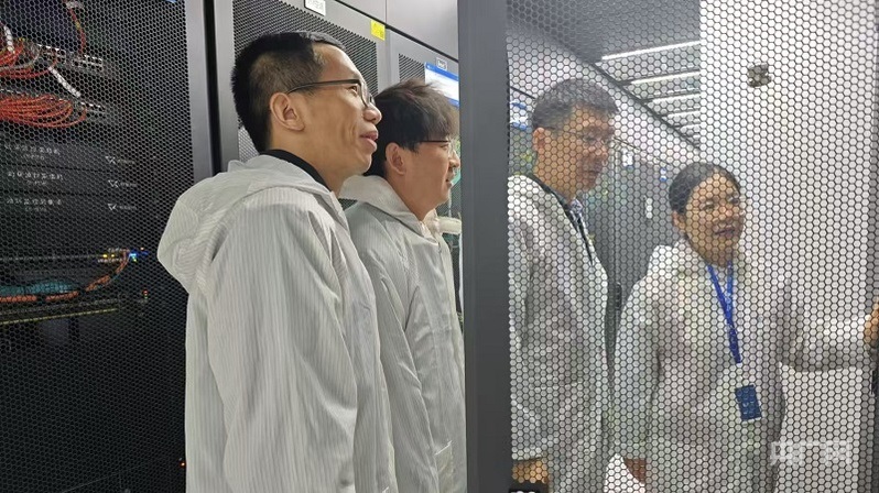 陳平平和團隊在實驗室設(shè)備機房開展創(chuàng)新網(wǎng)絡(luò)測試驗證（央廣網(wǎng)記者 王錫斐 攝）