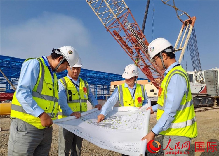 管理團(tuán)隊(duì)現(xiàn)場(chǎng)查看項(xiàng)目進(jìn)展。人民網(wǎng)記者 管克江攝