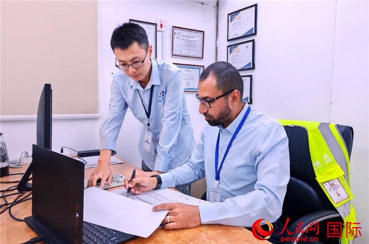 中外員工共同跟進(jìn)項(xiàng)目進(jìn)展。人民網(wǎng)記者 管克江攝