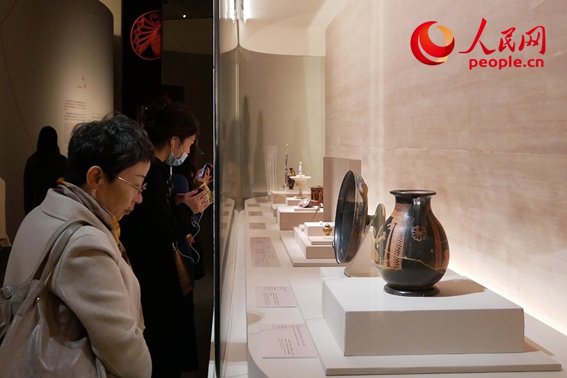 11月13日，觀眾正在國(guó)博參觀“美的多元——古希臘的藝術(shù)與生活”展。人民網(wǎng)記者 韋衍行攝
