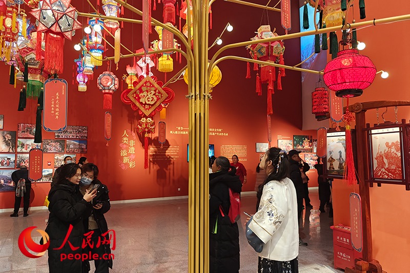 12月21日，觀眾正在參觀“過(guò)年——春節(jié)主題展”。人民網(wǎng)記者 韋衍行攝