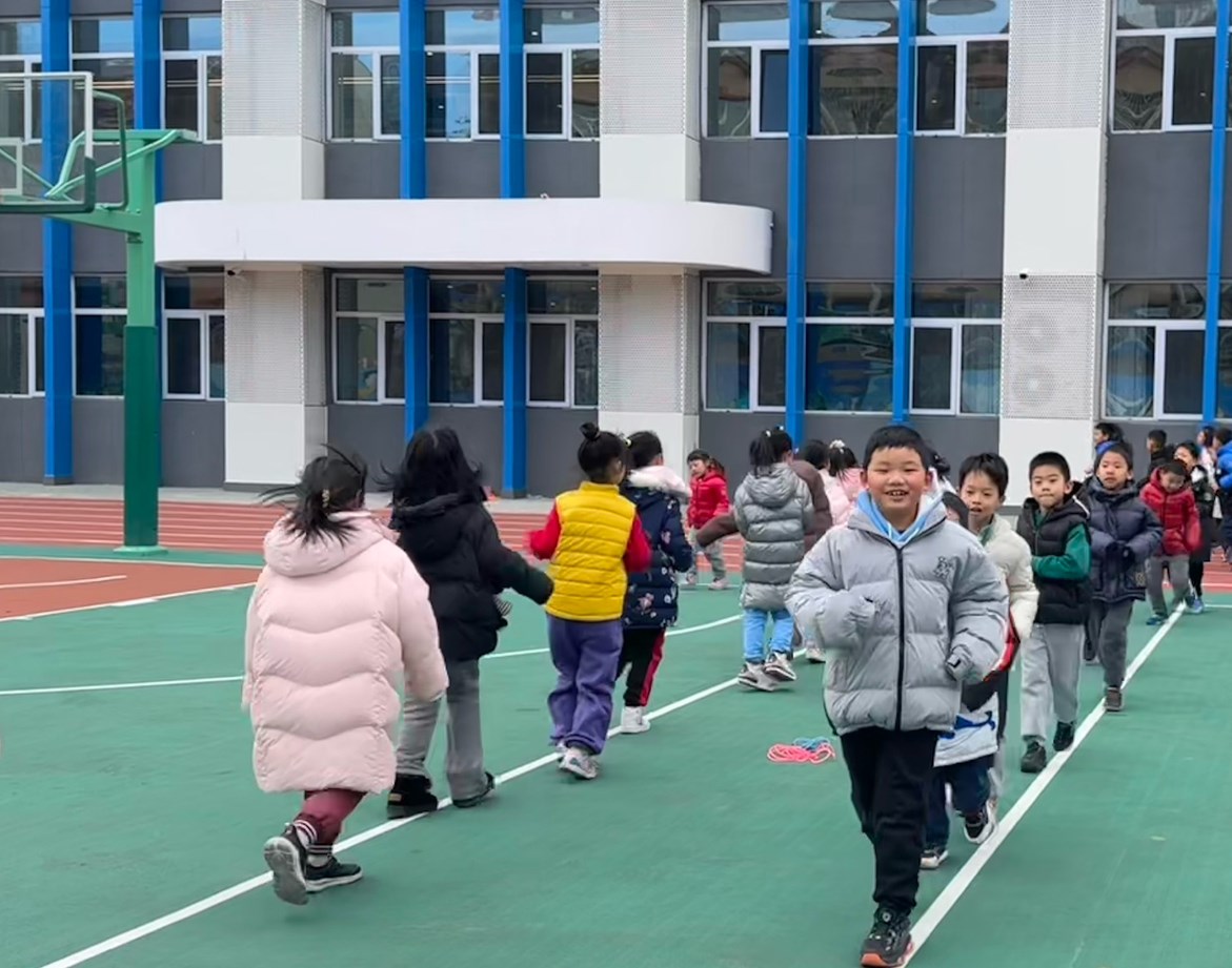 一年級(jí)的同學(xué)課間跑步 。學(xué)校供圖