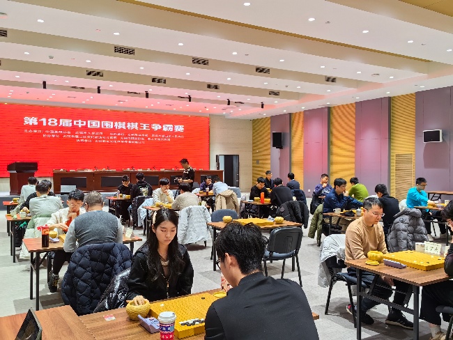 棋手在比賽中。人民網(wǎng)記者 李乃妍攝