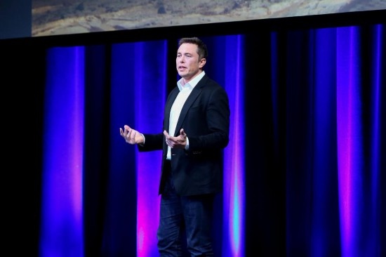  2017年9月29日，在澳大利亞阿德萊德，美國企業(yè)家埃隆·馬斯克在第68屆國際宇航大會閉幕式前做主旨演講。新華社發(fā)（閆寒?dāng)z）