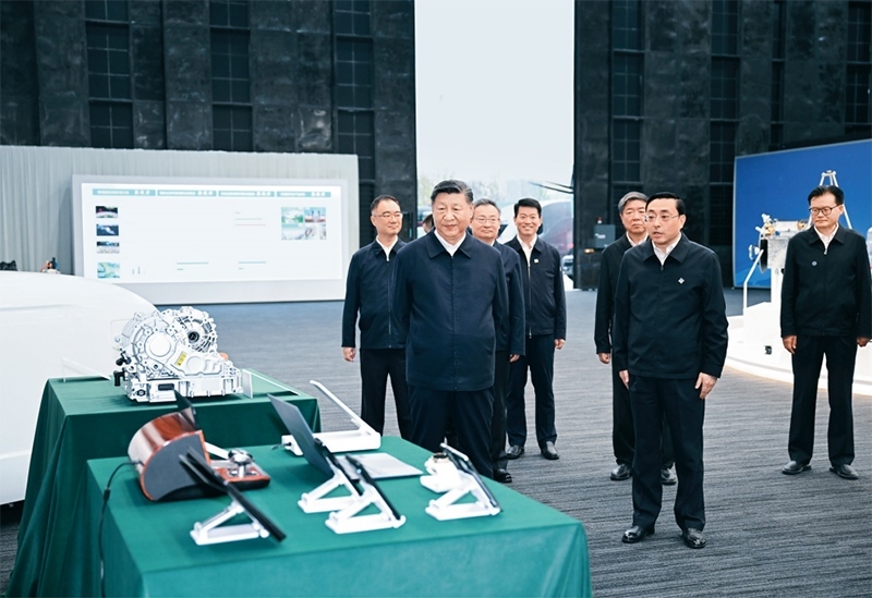 2024年10月17日至18日，中共中央總書記、國家主席、中央軍委主席習近平在安徽考察。這是17日下午，習近平在合肥濱湖科學城察看安徽省重大科技創(chuàng)新成果集中展示。 新華社記者 謝環(huán)馳/攝