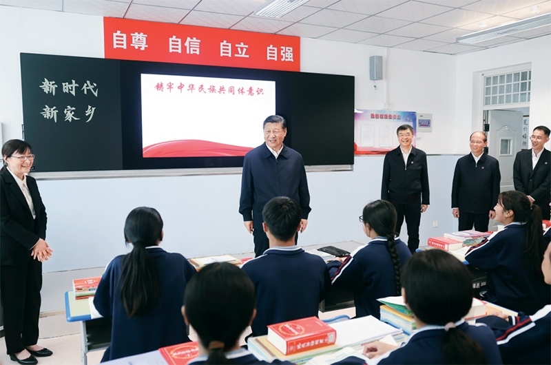 2024年6月18日至19日，中共中央總書記、國家主席、中央軍委主席習近平在青?？疾?。這是18日下午，習近平在果洛西寧民族中學高一（1）班觀摩“新時代、新家鄉(xiāng)”主題思政課。 新華社記者 鞠鵬/攝