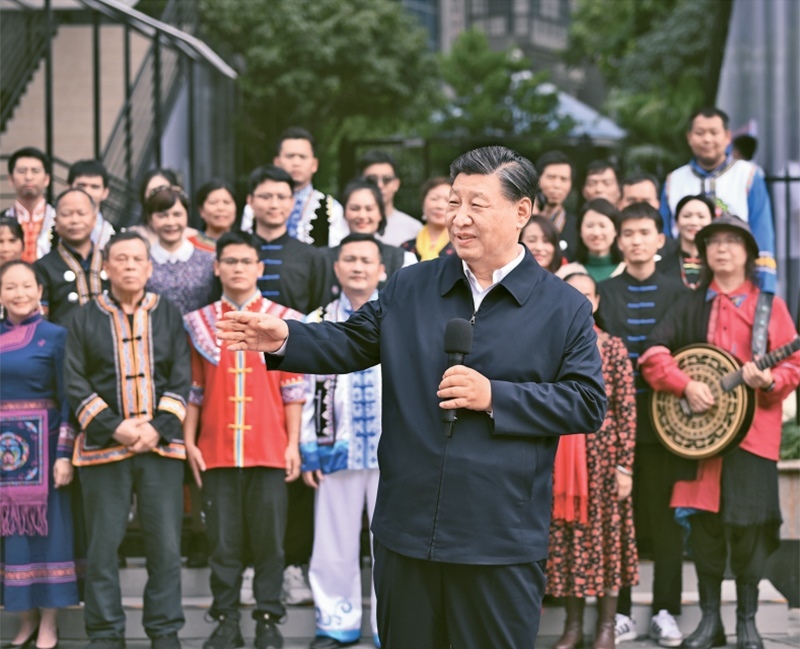 2023年12月14日至15日，中共中央總書記、國家主席、中央軍委主席習近平在廣西考察。這是14日上午，習近平在南寧市良慶區(qū)蟠龍社區(qū)考察時，同社區(qū)各族群眾親切交流。 新華社記者 燕雁/攝