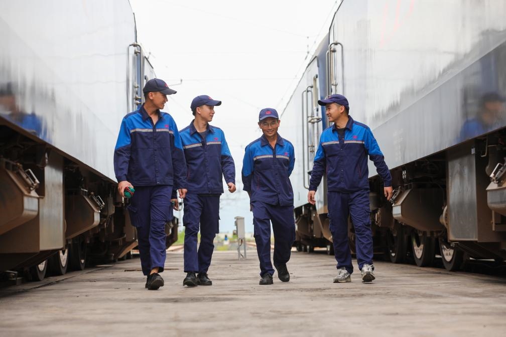 2024年9月9日，來(lái)自中國(guó)、老撾的師徒4人在中老鐵路萬(wàn)象運(yùn)營(yíng)管理中心的機(jī)車(chē)檢修庫(kù)內(nèi)。新華社發(fā)（楊永全攝）