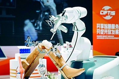 2024年中國國際服務(wù)貿(mào)易交易會(huì)上展出的人工智能骨科手術(shù)機(jī)器人。新華社發(fā)
