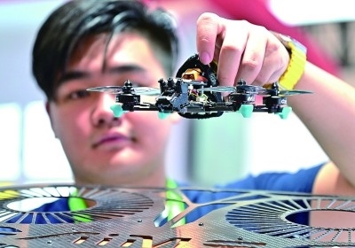 在首屆晉江科技成果轉化對接洽談會智能裝備展位，工作人員在展示無人機研究成果。新華社發(fā)