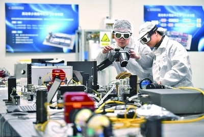 科研人員在中國科學院西安光學精密機械研究所阿秒科學與技術研究中心做實驗。新華社發(fā)