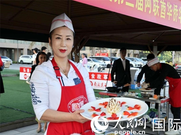 一名參賽選手展示冷盤“荷塘月色”。人民網(wǎng)記者 管克江攝