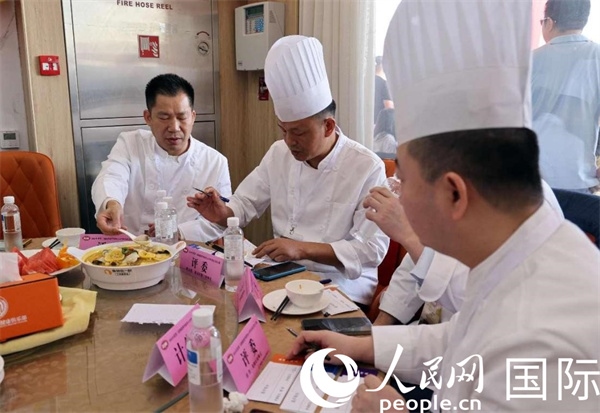 評委正在品嘗菜品并打分。人民網(wǎng)記者 管克江攝