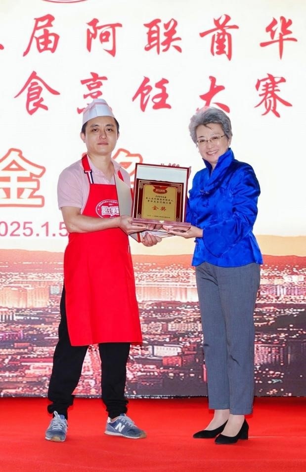 中國駐迪拜總領(lǐng)事歐渤芊（右）為金獎獲得者頒獎。主辦方供圖