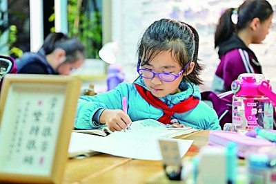 在河南洛陽市澗西區(qū)長(zhǎng)安路街道長(zhǎng)安路二社區(qū)共享自習(xí)室內(nèi)，孩子們?cè)趯W(xué)習(xí)。李衛(wèi)超攝/光明圖片