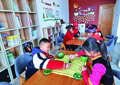 浙江岱山縣秀山鄉(xiāng)秀南村“民生小鋪”里，放學(xué)后的小學(xué)生在下棋。新華社發(fā)