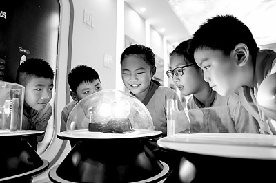 江西省南昌市青云客航天科創(chuàng)空間青少年科普館，孩子們?cè)谟^察光壓傳動(dòng)試驗(yàn)。鮑贛生攝/光明圖片