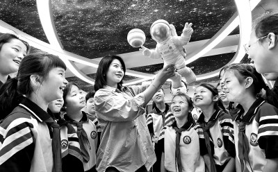 河北省邯鄲市邯山區(qū)實(shí)驗(yàn)小學(xué)老師向?qū)W生們介紹航空航天知識(shí)。郝群英攝/光明圖片