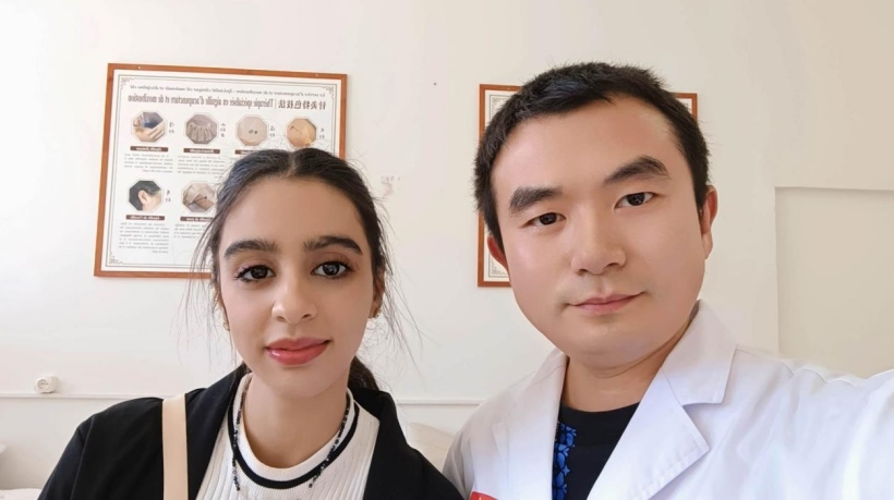 康復(fù)后的阿斯瑪與中國醫(yī)生梁敏。中國援阿爾及利亞醫(yī)療隊(duì)供圖