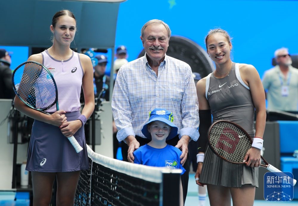 ↑鄭欽文（右）、托多尼（左）在比賽前與澳大利亞網(wǎng)球名將約翰·紐康姆合影。新華社記者 馬平 攝