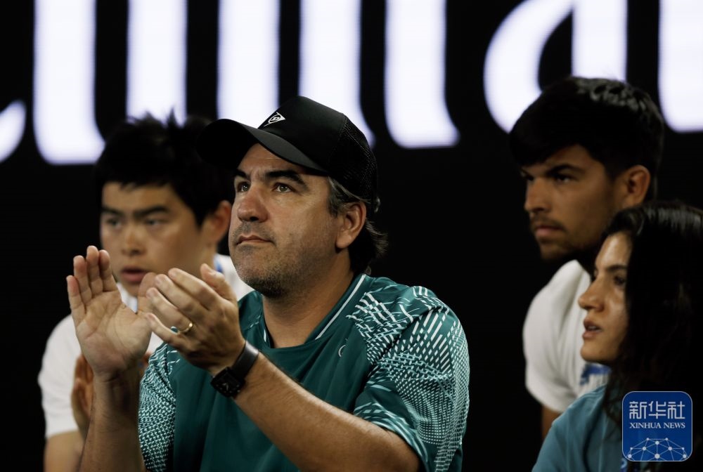 ↑鄭欽文的教練丹特·博蒂尼（中）在場邊觀賽。新華社記者 馬平 攝