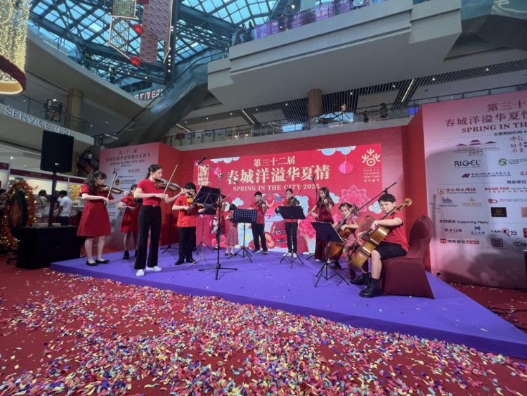 來自中國和新加坡的藝術(shù)團(tuán)體聯(lián)袂表演了歌舞、器樂、武術(shù)、雜技等多種形式的文藝節(jié)目?；顒又鬓k方供圖