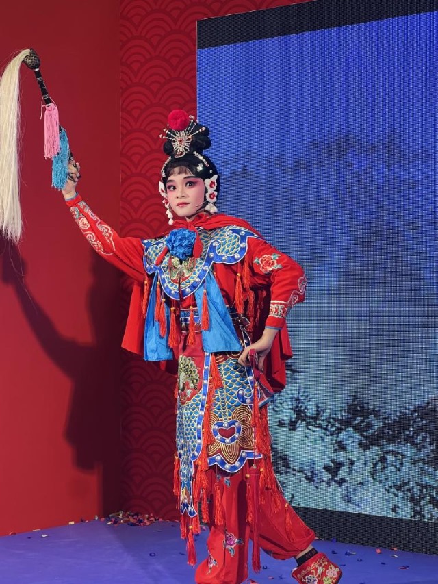 來自中國和新加坡的藝術(shù)團(tuán)體聯(lián)袂表演了歌舞、器樂、武術(shù)、雜技等多種形式的文藝節(jié)目?；顒又鬓k方供圖