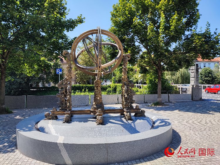 位于盧布爾雅那古城中心河畔的中斯友好紀念碑。人民網記者 謝亞宏攝