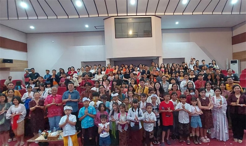 出席活動(dòng)的師生與嘉賓合影。巴陵康孔子學(xué)院供圖