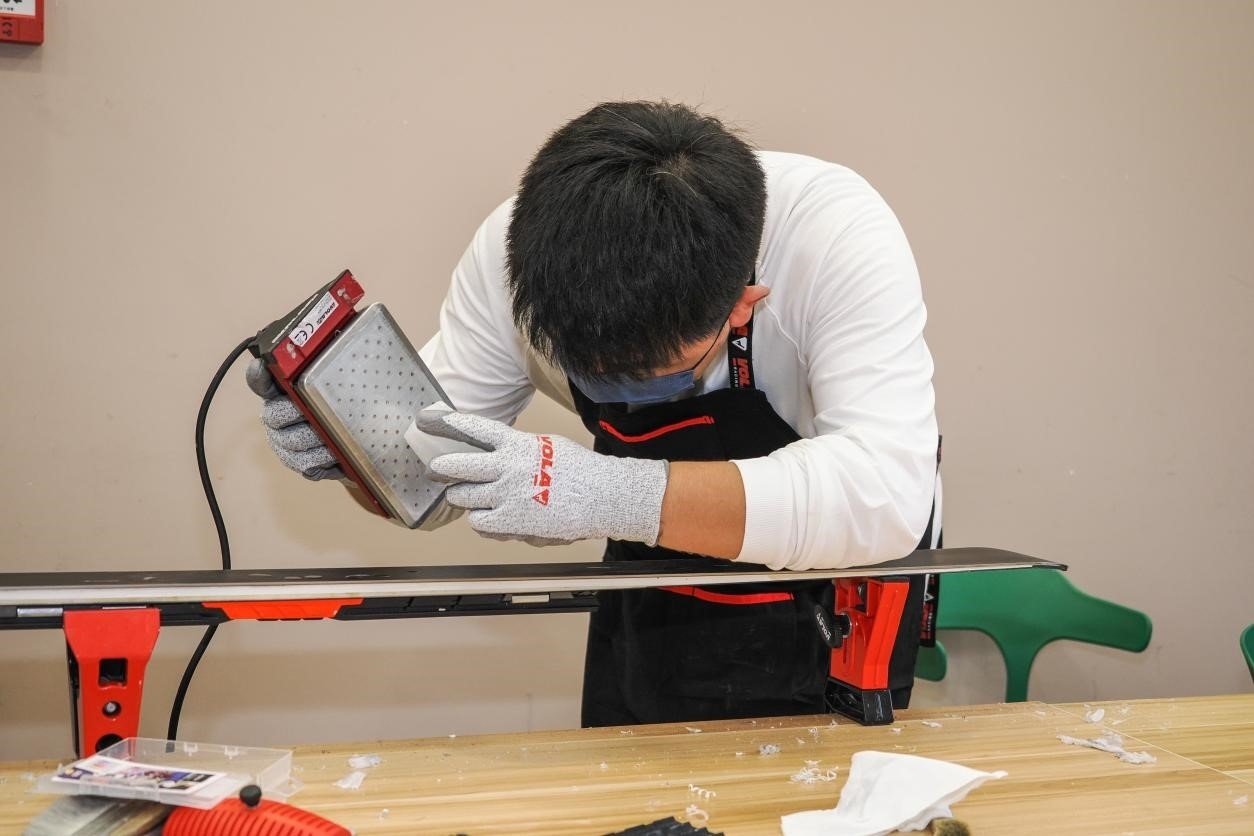 米嘉軒正在給雪板打蠟。受訪者供圖