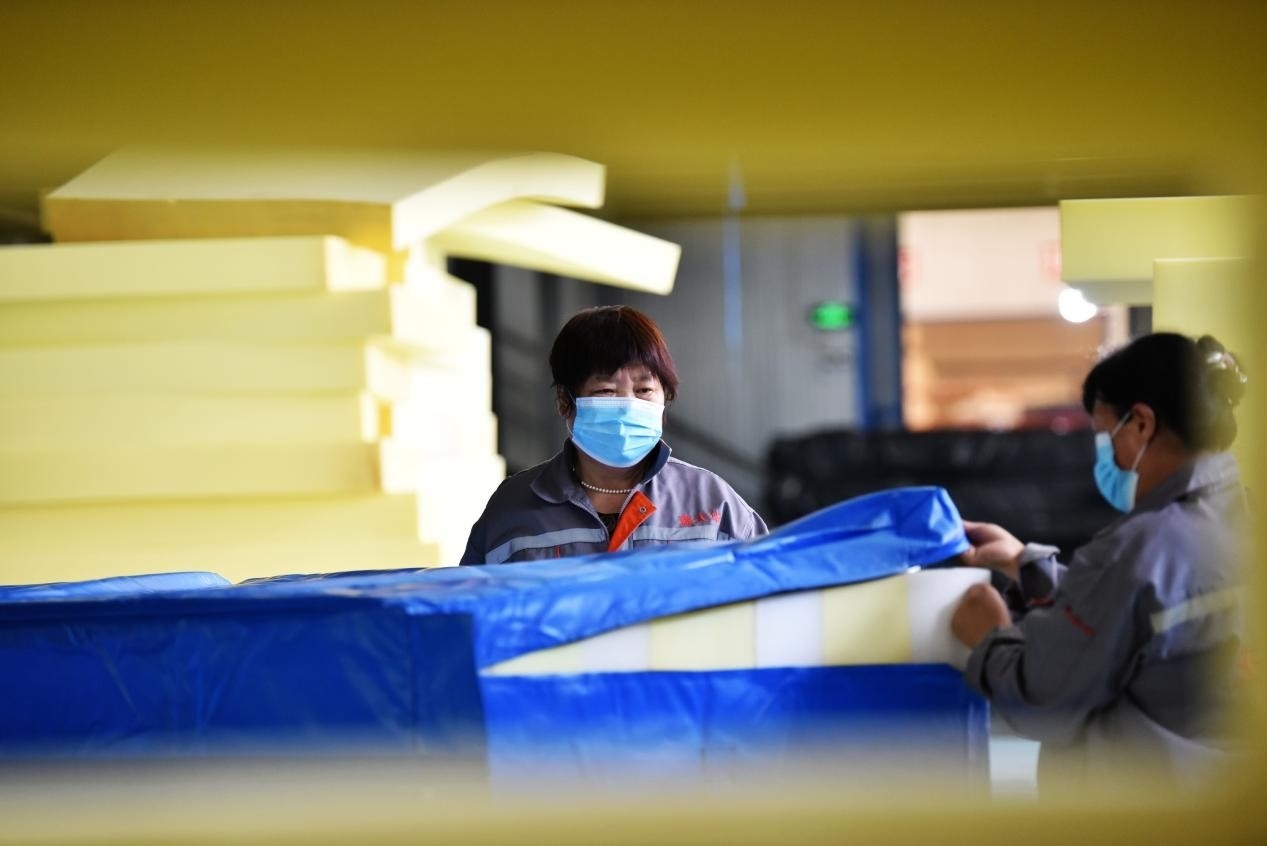 定州市某公司生產(chǎn)的短道速滑防護(hù)墊、速度滑冰防護(hù)墊、雪上防護(hù)墊等產(chǎn)品。白永民攝