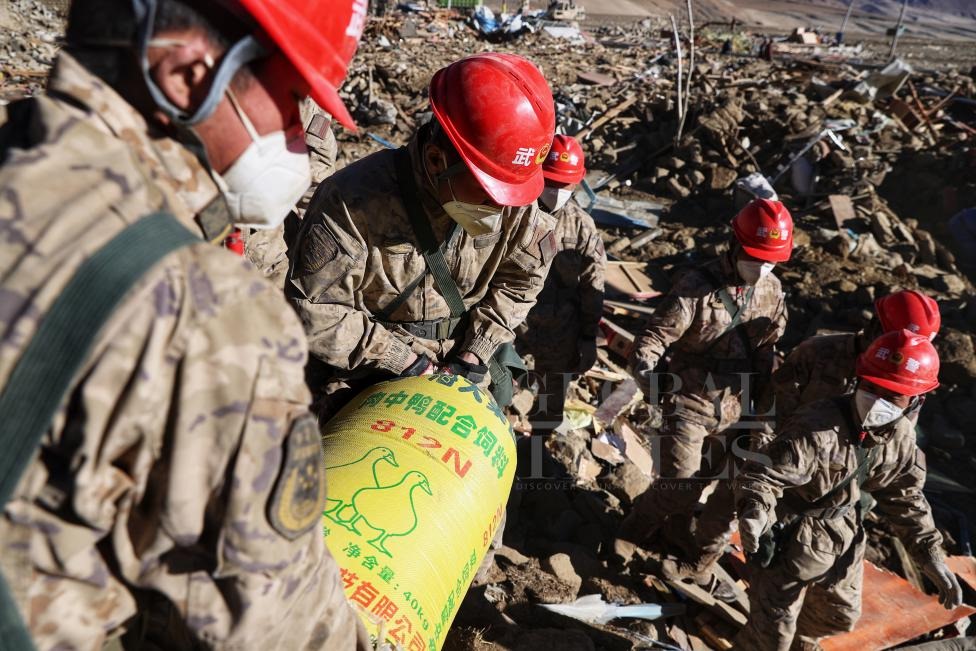 1月10日，定日縣長(zhǎng)所鄉(xiāng)古榮村，武警官兵幫助受災(zāi)群眾整理廢墟，搶救被掩埋的物資。環(huán)球時(shí)報(bào)記者崔萌攝