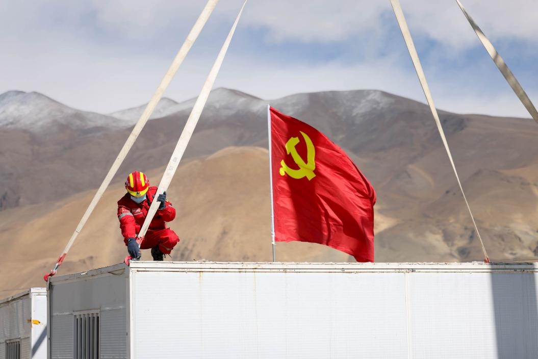 1月13日，定日縣長(zhǎng)所鄉(xiāng)嘎布村安置點(diǎn)，中國(guó)安能三局成都基地支援震區(qū)的黨員突擊隊(duì)隊(duì)員在搭建活動(dòng)板房。人民日?qǐng)?bào)記者張武軍攝