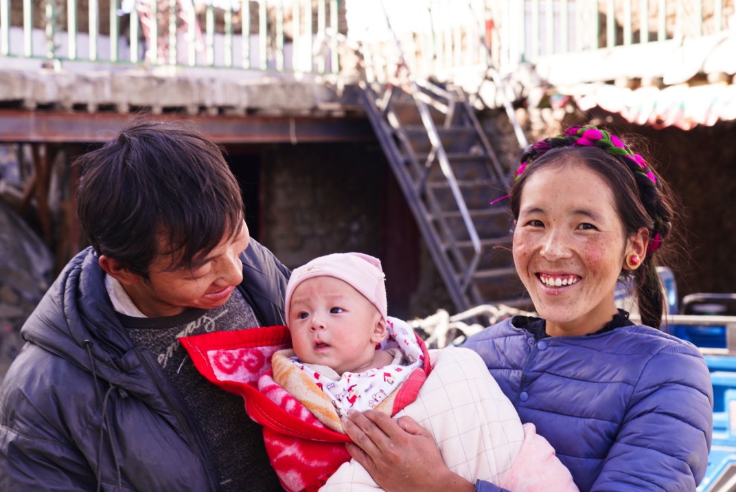1月11日，在西藏日喀則市人民醫(yī)院，受災(zāi)群眾抱著自己在地震中受傷的孩子康復(fù)出院。人民日?qǐng)?bào)記者徐馭堯攝