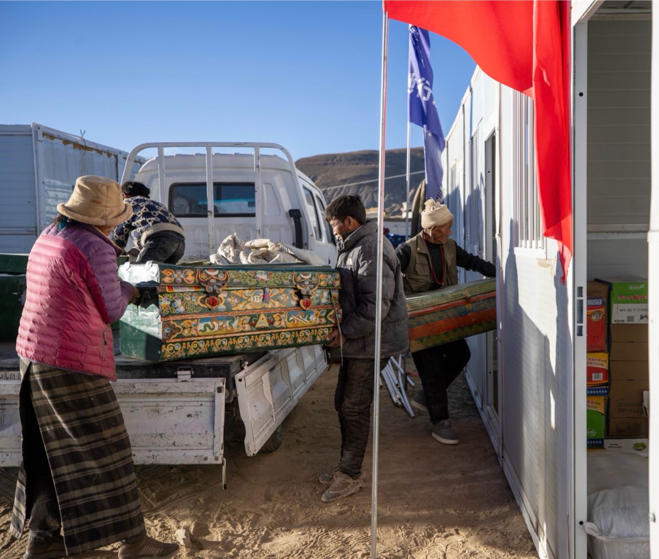 1月11日，西藏定日縣曲洛鄉(xiāng)措昂村，首批入住活動(dòng)板房的村民正在搬運(yùn)物品，為入住做準(zhǔn)備。人民日?qǐng)?bào)記者張武軍攝