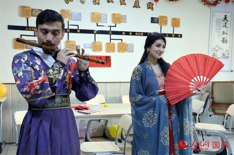 薩拉赫丁大學(xué)中文系學(xué)生們展示才藝。人民網(wǎng)伊納斯·易卜拉欣攝