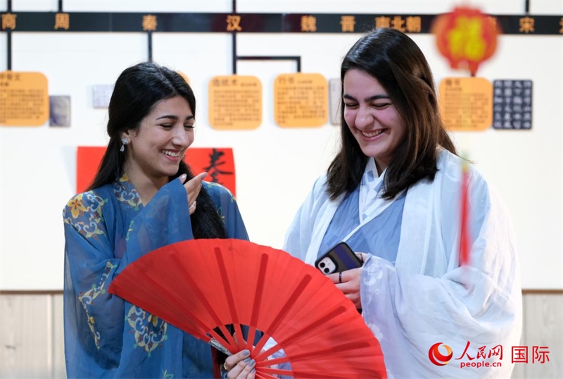 兩名參加活動(dòng)的學(xué)生。人民網(wǎng)伊納斯·易卜拉欣攝