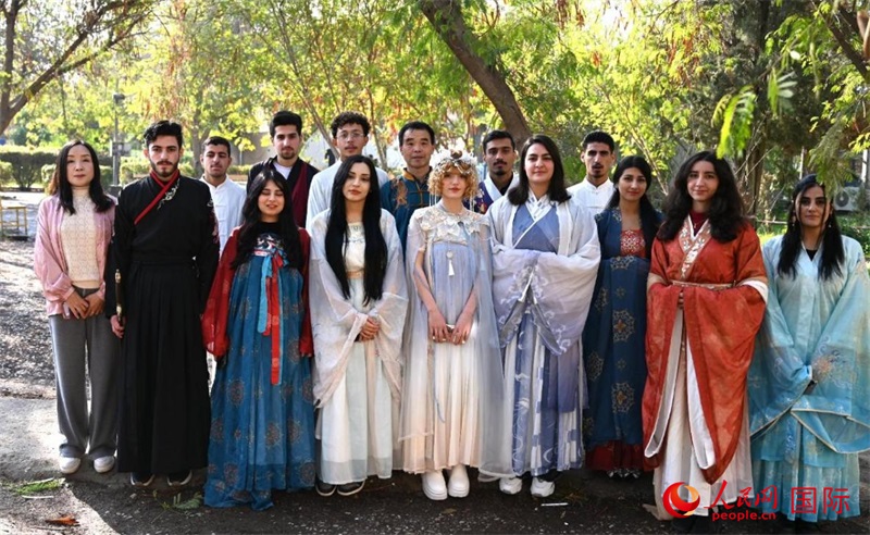 部分參加活動(dòng)的師生合影。人民網(wǎng)伊納斯·易卜拉欣攝