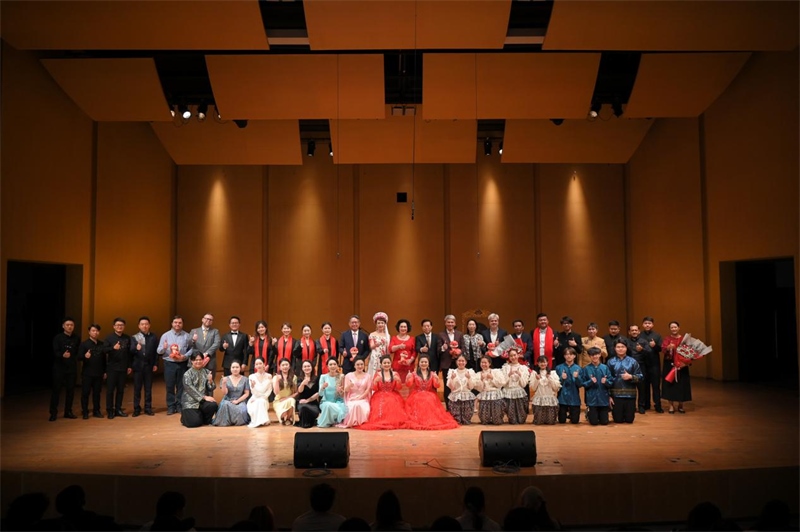 音樂會嘉賓與表演者集體合影?；顒又鬓k方供圖