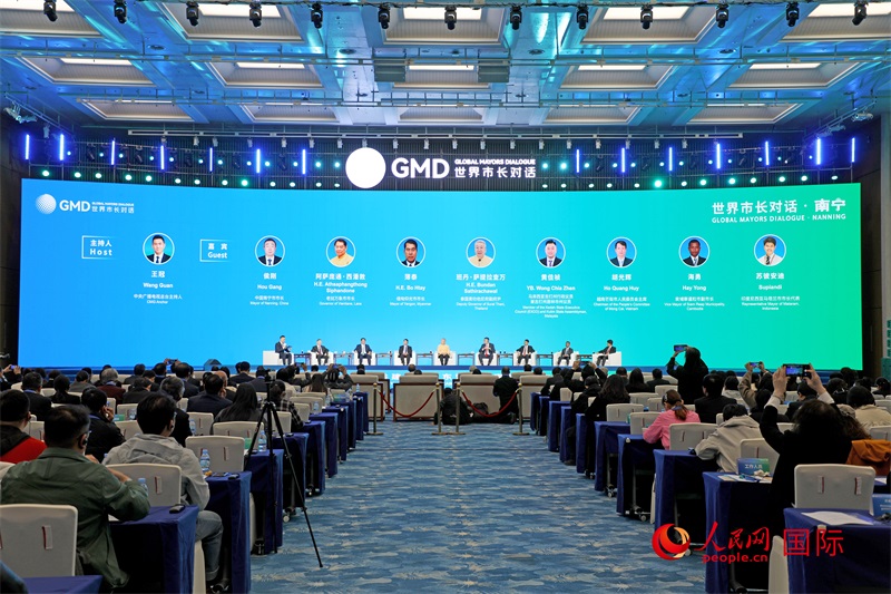 “世界市長對話·南寧”活動現(xiàn)場，中國和東盟國家多位市長或代表參加座談分享。人民網(wǎng)記者趙益普攝