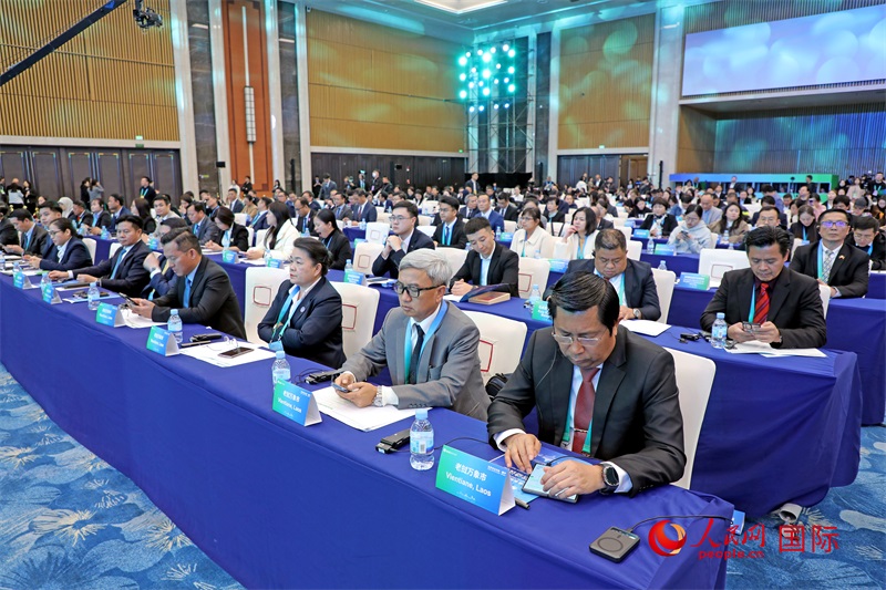 這是1月16日在南寧國際會展中心拍攝的“世界市長對話·南寧”活動現(xiàn)場。人民網(wǎng)記者 趙益普攝